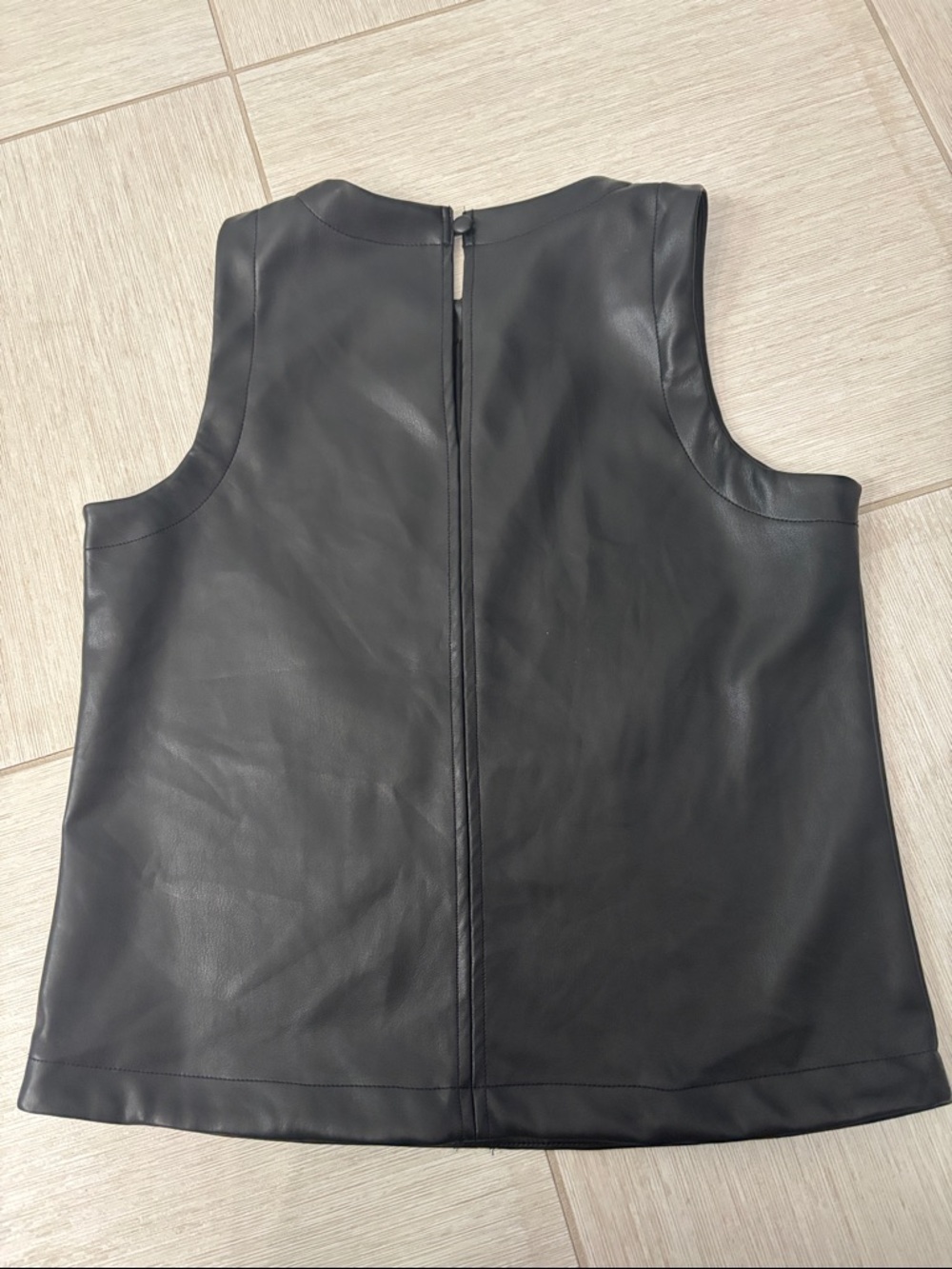 Evereve Black Faux Leather Sleeveless Shell Top - Picture 2 of 2